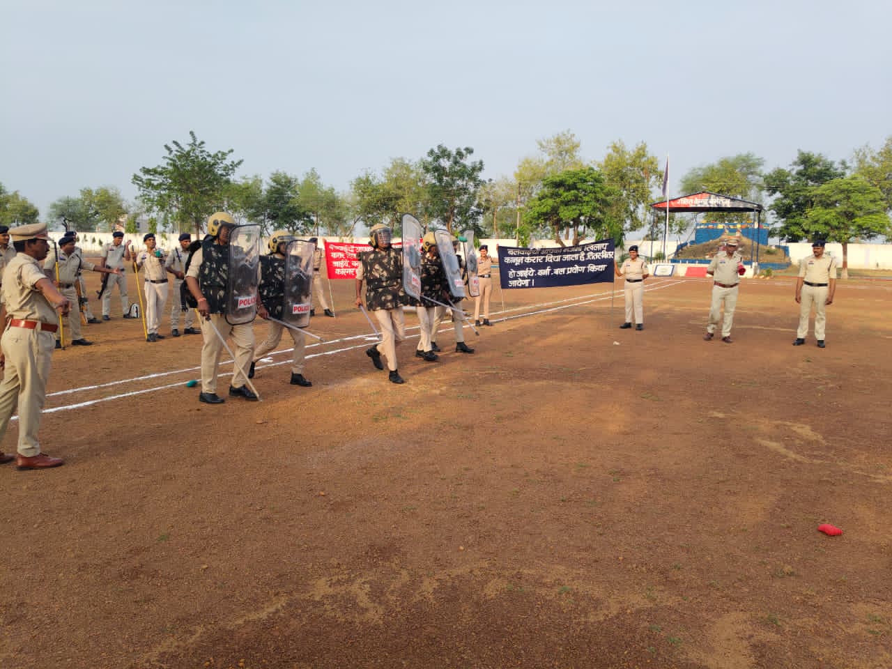 बेमेतरा में DIG रामकृष्ण साहू के निर्देशन में पुलिस की मॉक ड्रिल, कानून व्यवस्था बनाए रखने का किया अभ्यास
