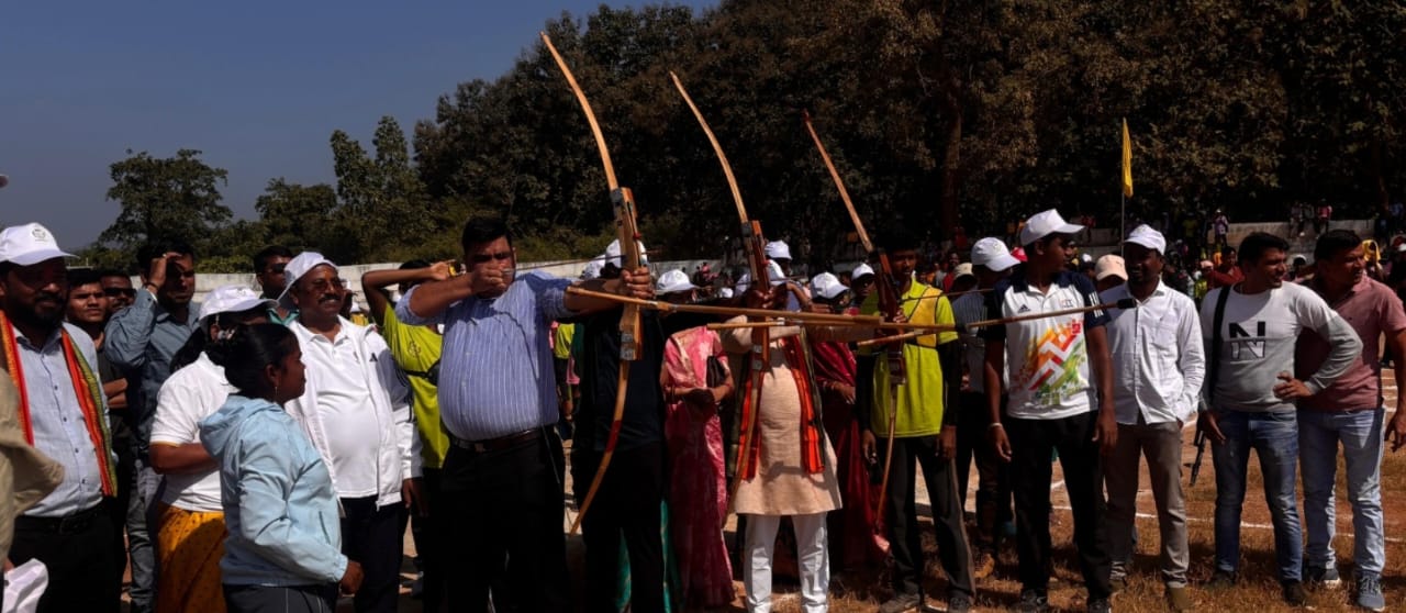 हाई स्कूल ग्राउंड दंतेवाड़ा में हुआ जिला स्तरीय बस्तर ओलंपिक 2025 का शुभारंभ
