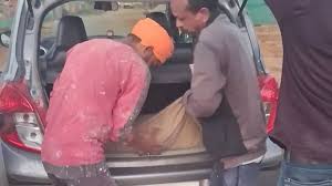 स्कूल से चावल ले जाते प्रधानपाठक पकड़े गए, जांच शुरू