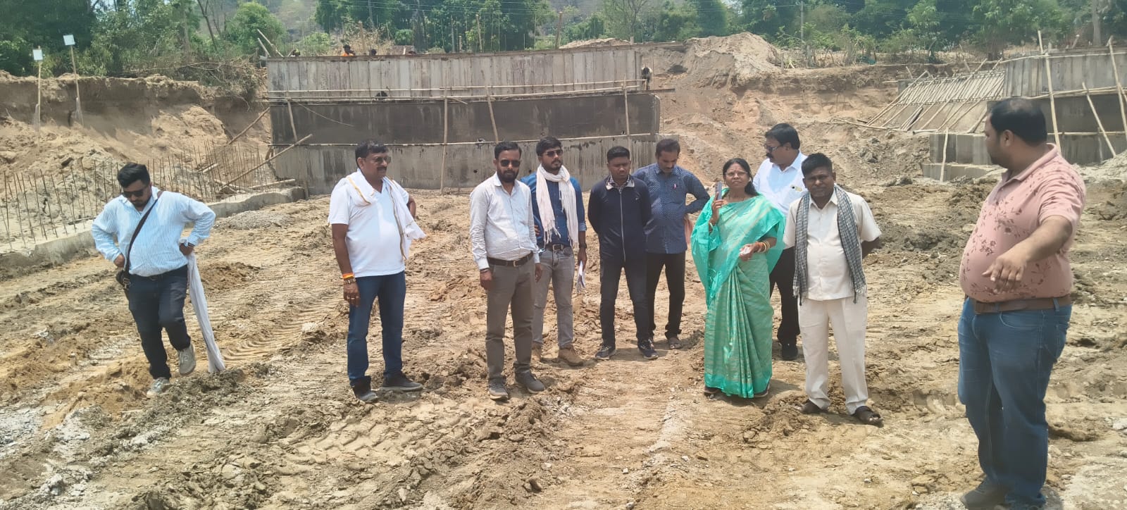 महानदी पर निर्माणाधीन करोड़ों रुपये के एनीकट का विधायक अम्बिका मरकाम ने किया निरीक्षण