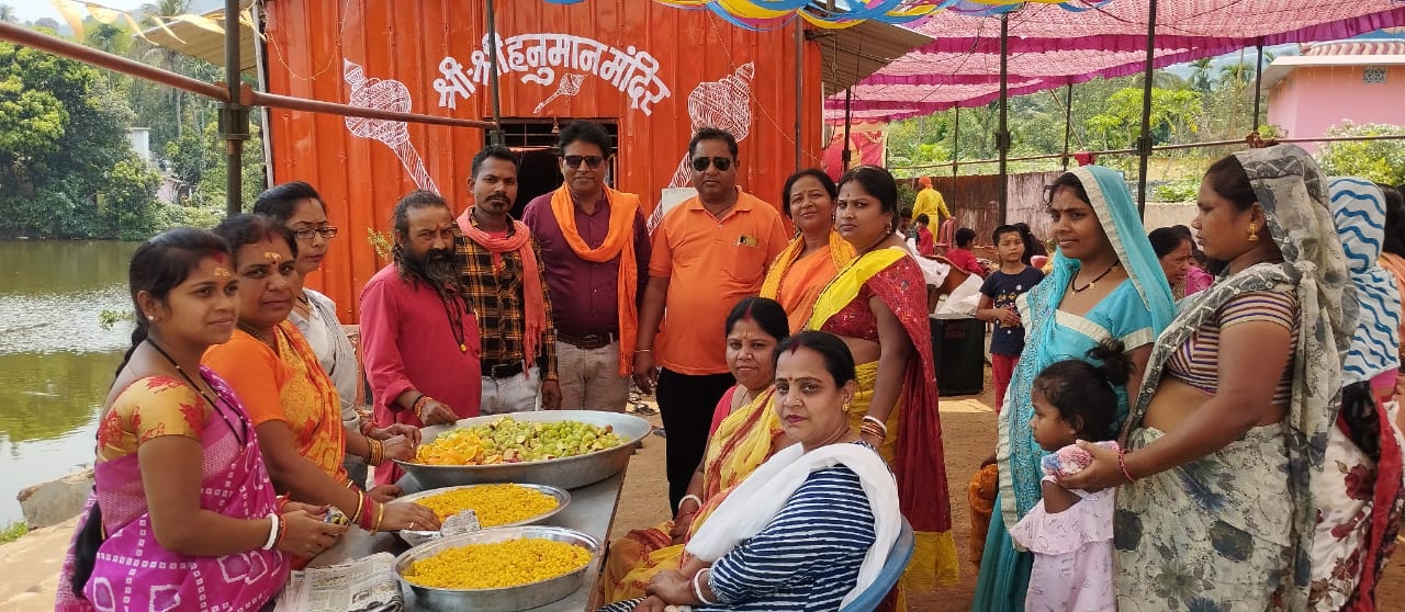 हनुमान जन्मोत्सव के पावन अवसर पर तालाब में की गई विशेष पूजा अर्चना