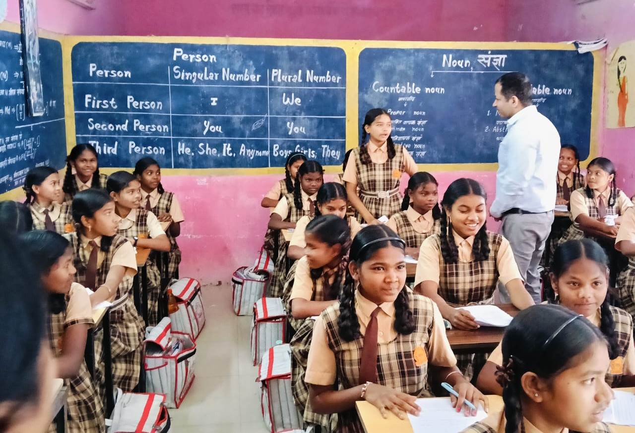 गुणवत्ताहीन शिक्षा के मामले में कार्रवाई, दो शिक्षकों को नोटिस, दो निलंबित