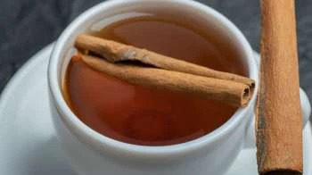 सुबह की ये आदत बदल सकती है आपकी सेहत, दालचीनी पानी के फायदे