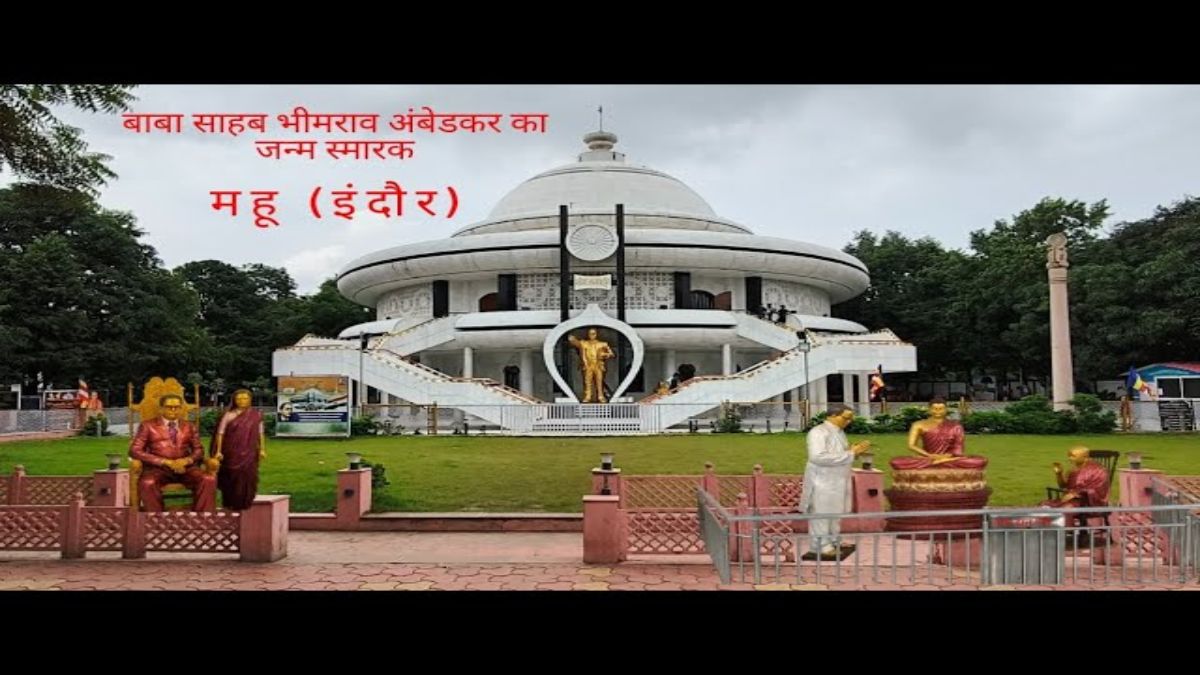 सियासी घमासान के बीच रक्षा मंत्री राजनाथ सिंह ने  बाबा साहेब अंबेडकर स्मारक स्थल का  माल्यार्पण किया