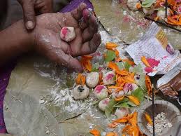 पितृ पक्ष के दौरान पितरों का तर्पण करते समय रखें इन बातों का ध्यान