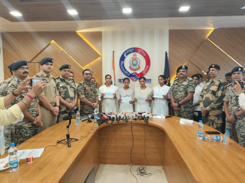 कांकेर में 62 लाख के ईनामी 13 नक्सलियों ने किया सरेंडर 