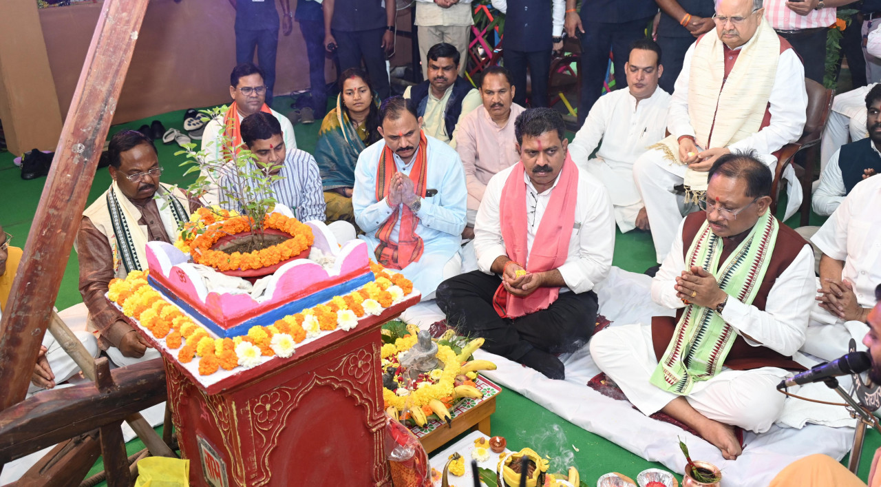 मुख्यमंत्री निवास में हरेली उत्सव: सीएम साय ने गौरी-गणेश, नवग्रह की पूजा कर भगवान शिव का किया अभिषेक