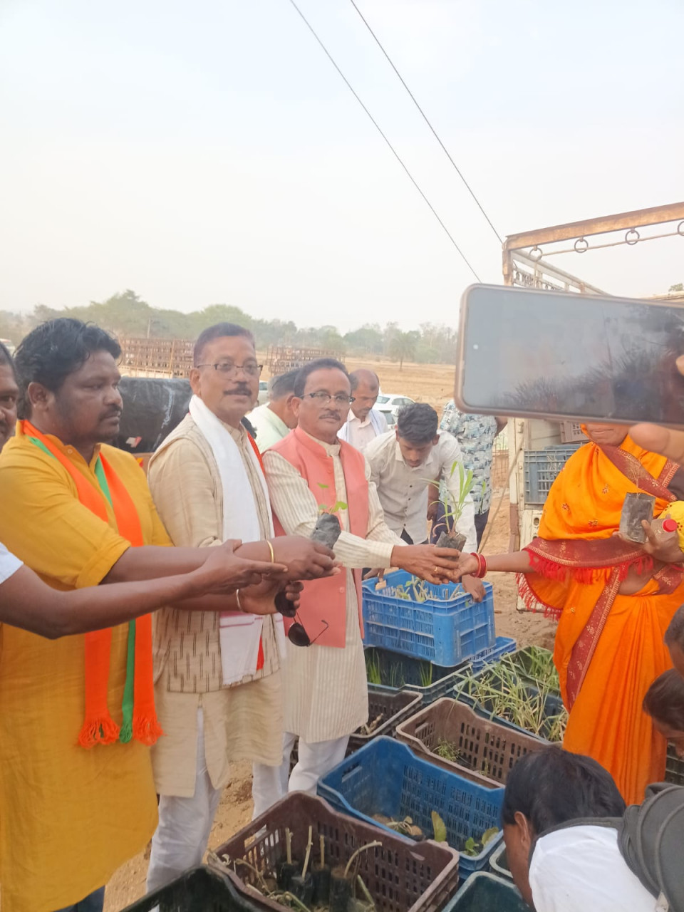 मुख्यमंत्री साय के जन्मदिवस पर पादप बोर्ड द्वारा 2100 औषधीय पौधों का वितरण