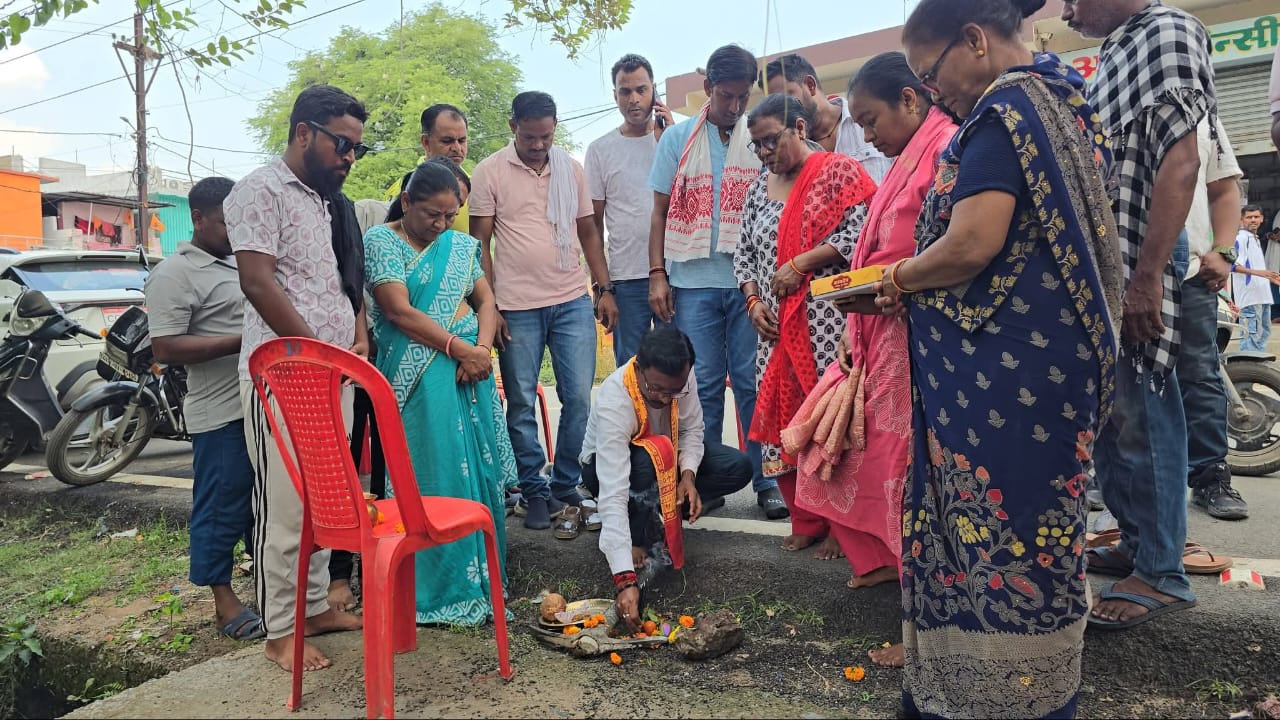 रायगढ़ में विकास को मिली रफ्तार! महापौर जीवर्धन चौहान ने 7 लाख की नाली निर्माण का किया भूमिपूजन