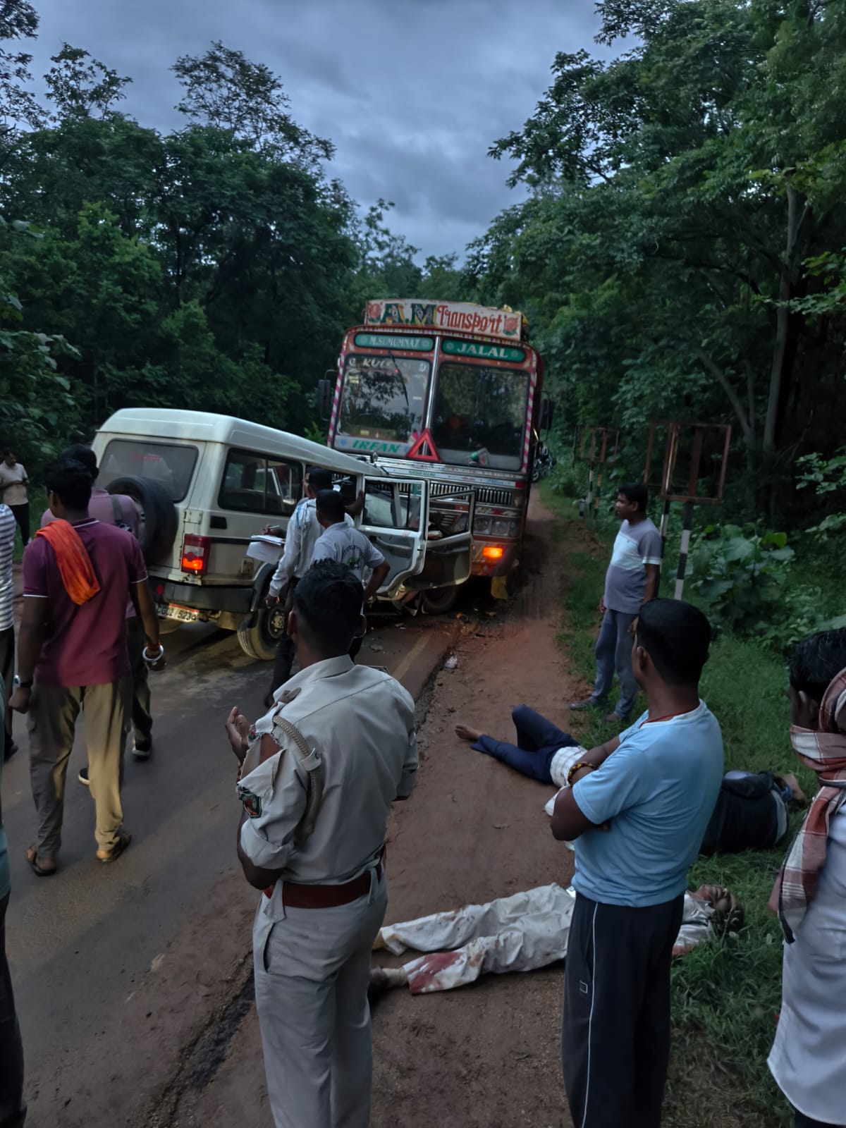 NH-130 पर मौत का तांडव! वन विभाग की बोलेरो ट्रक से भिड़ी, फॉरेस्ट रेंजर की मौत, 8 जिंदगी और मौत से जूझ रहे