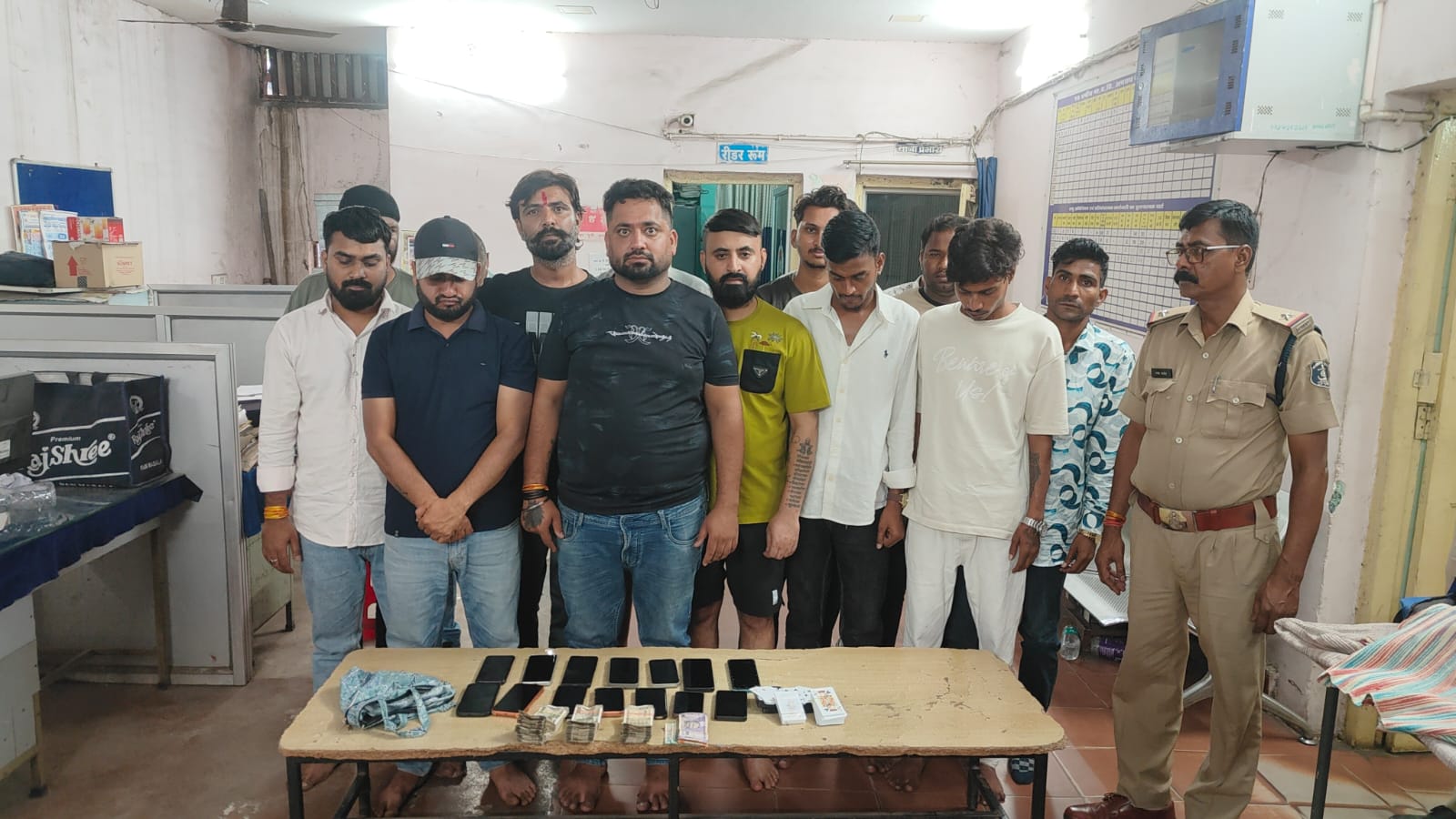 रायपुर में जुए के फड़ पर पुलिस की बड़ी रेड: 15 आरोपी गिरफ्तार, लाखों की नगदी जब्त