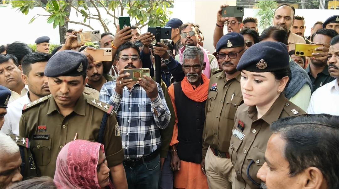 चाकूबाज़ी मामले में परिजन व हिंदू संगठनों का प्रदर्शन—SP अंकिता शर्मा ने छत्तीसगढ़ी में समझाइश देकर कहा: हम कभू गलत नइ करनें 
