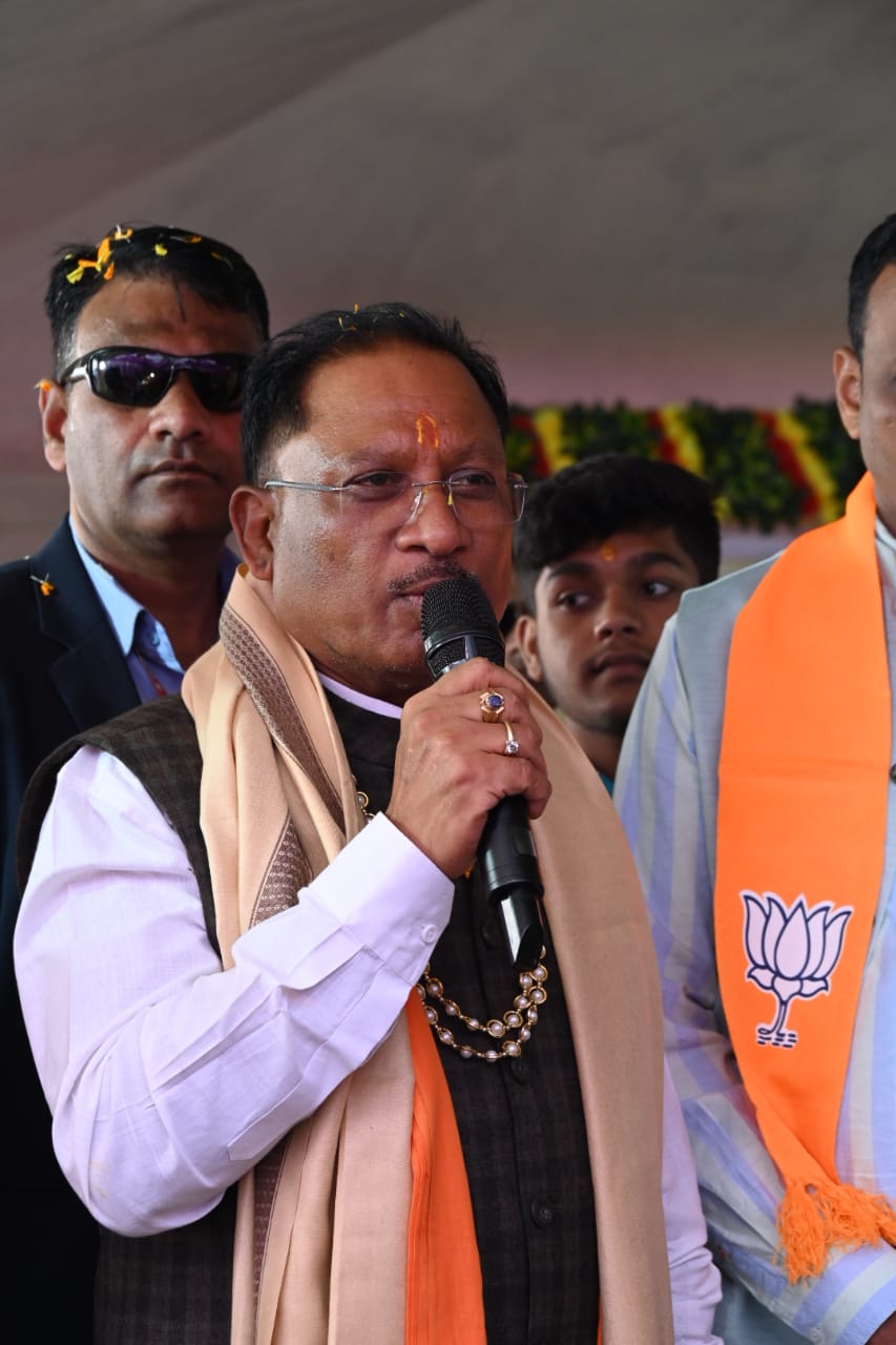 मुख्यमंत्री विष्णु देव साय बालाजी मंदिर प्रांगण में चल रहे श्रीमद्भागवत कथा में शामिल हुए