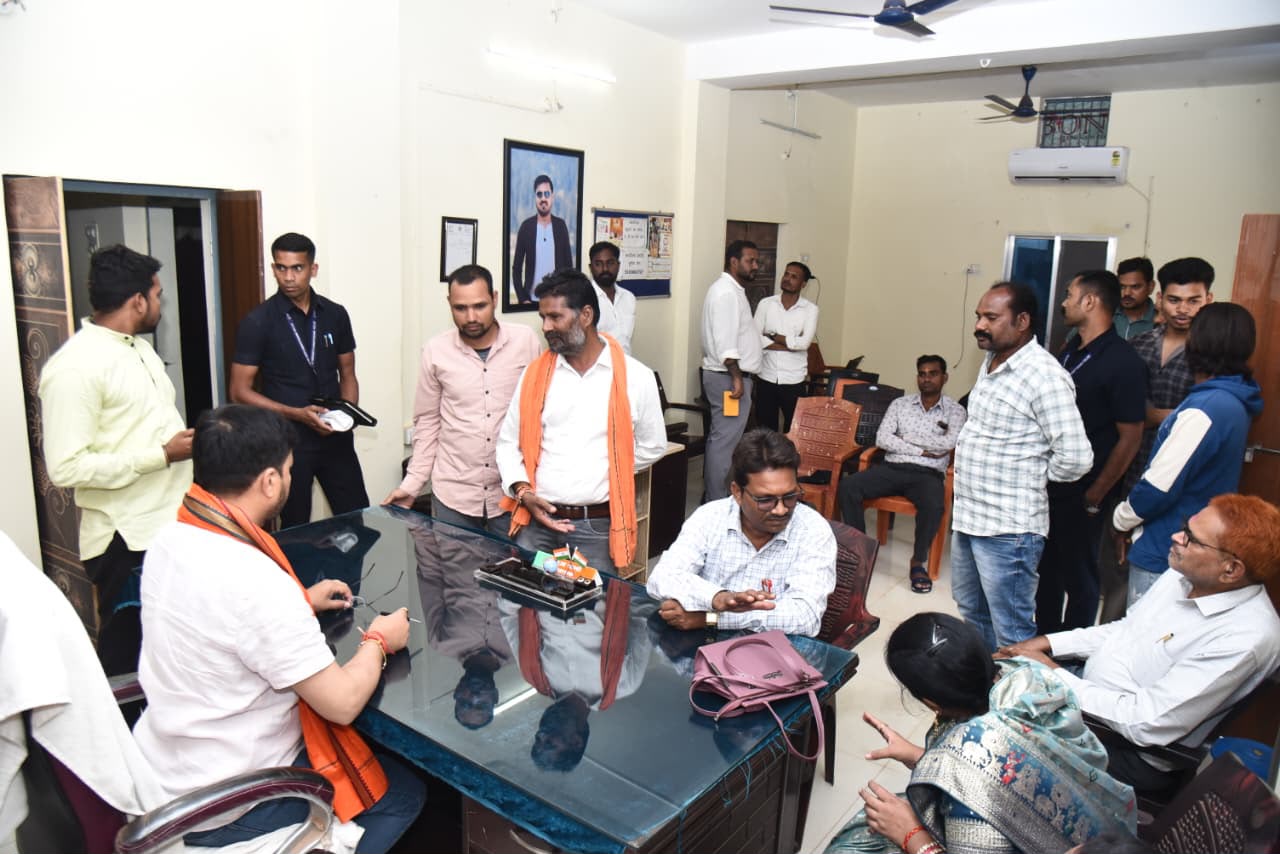 विधायक अनुज शर्मा ने खरोरा कार्यालय में लगाया जनदर्शन, लोगों से सीधा संवाद कर मौके पर किया समस्याओं का समाधान
