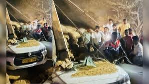 भीषण सड़क हादसा : कार पर पलटा धान से भरा ट्रक, 2 की मौत