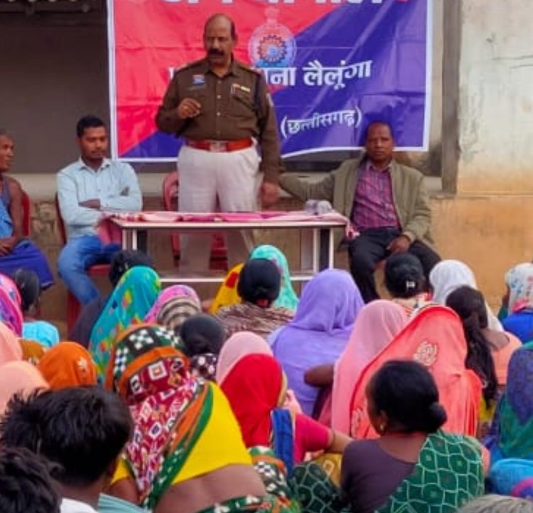 ग्राम चिलकीगुडी में जन चौपाल आयोजित कर ग्रामीणों को नशा मुक्ति और साइबर सुरक्षा के प्रति किया जागरूक