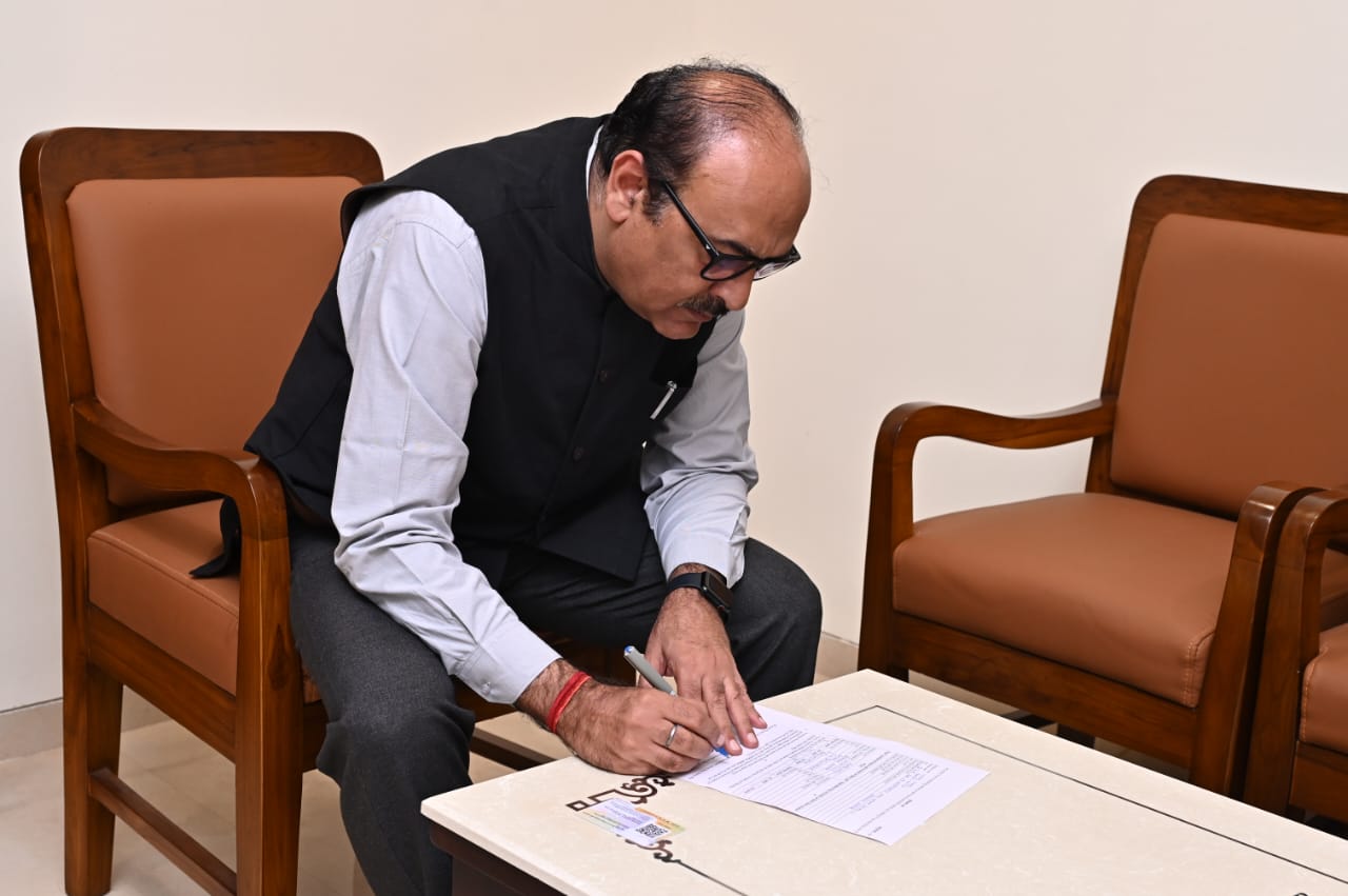  एसआईआर : शुरूआती 5 दिनों में करीब 30 लाख मतदाताओं तक पहुंचे बीएलओ, गणना प्रपत्र वितरित