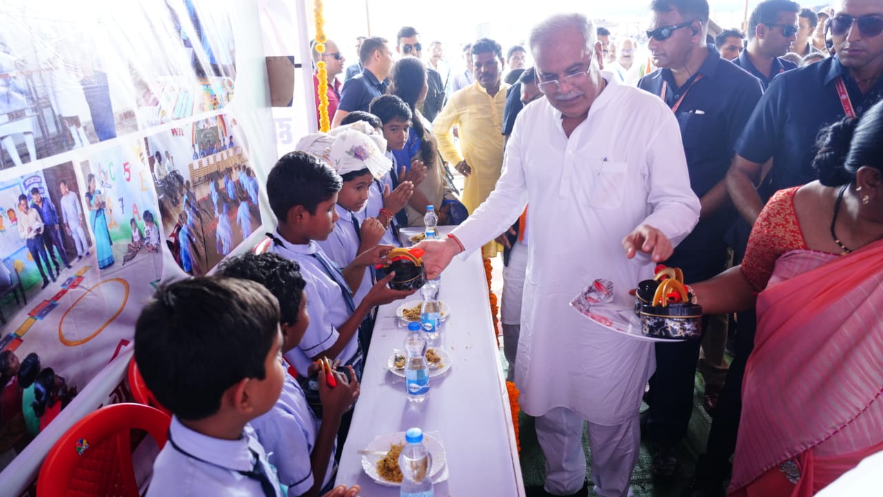 मुख्यमंत्री स्वल्पाहार योजना का मुख्यमंत्री श्री भूपेश बघेल ने किया शुभांरभ