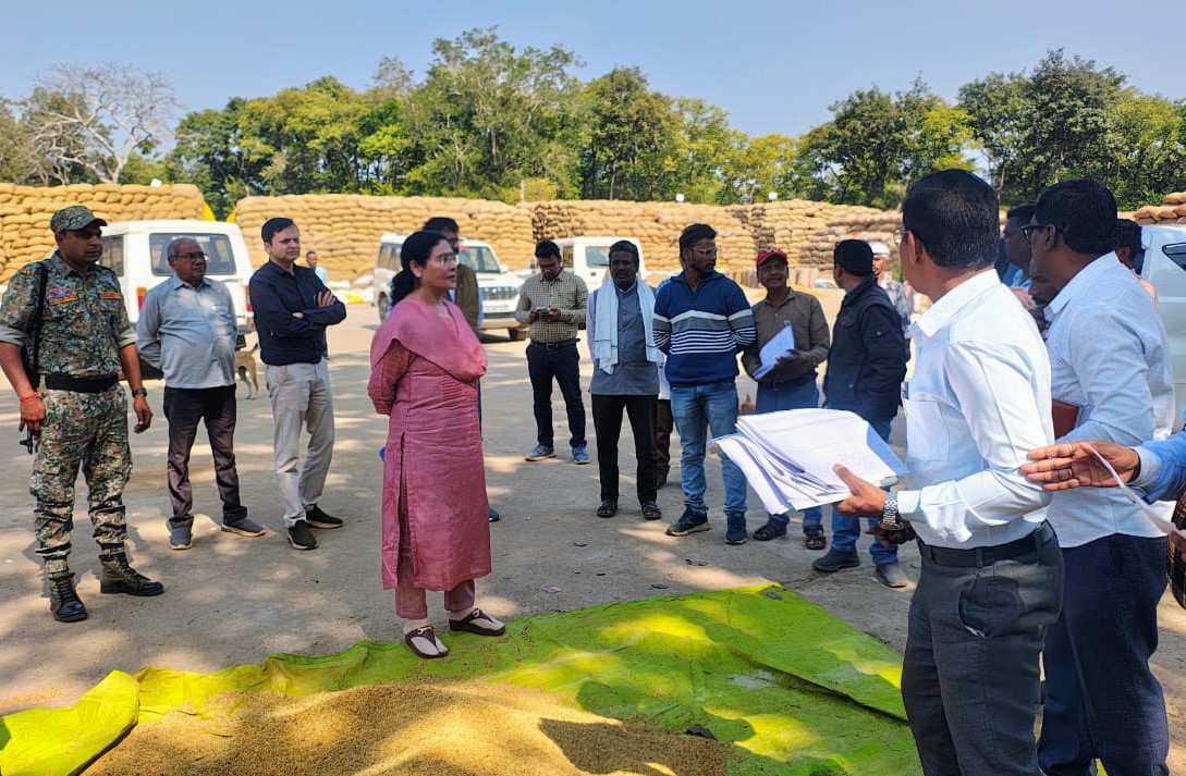 कलेक्टर ने डौण्डीलोहारा विकासखण्ड के विभिन्न धान खरीदी केन्द्रों का आकस्मिक निरीक्षण कर व्यवस्थाओं का लिया जायजा 
