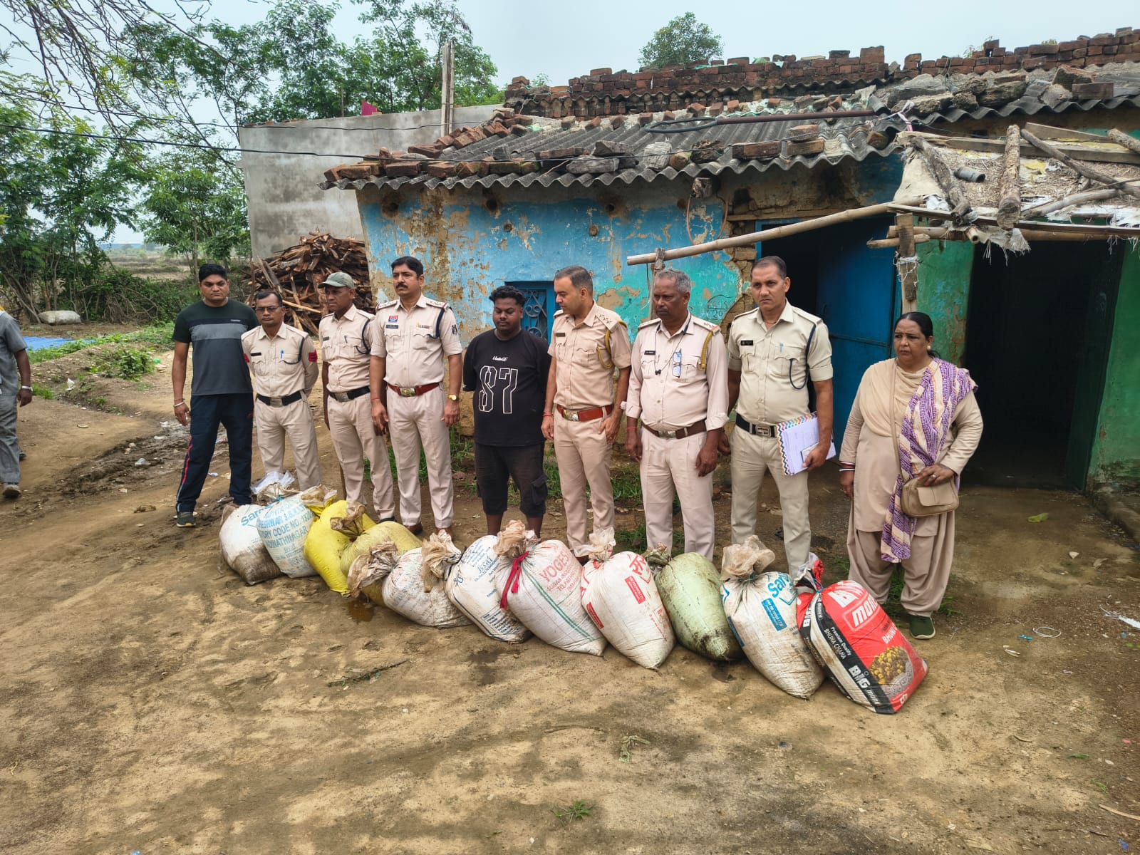 सक्ती में अवैध शराब कारोबार पर बड़ा प्रहार! पुलिस-आबकारी की रेड, 50 बोरी लहान नष्ट, आरोपी गिरफ्तार