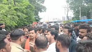 आबकारी आरक्षक भर्ती परीक्षा के दौरान परीक्षार्थियों के हाथ से कलावा काटने पर मचा बवाल