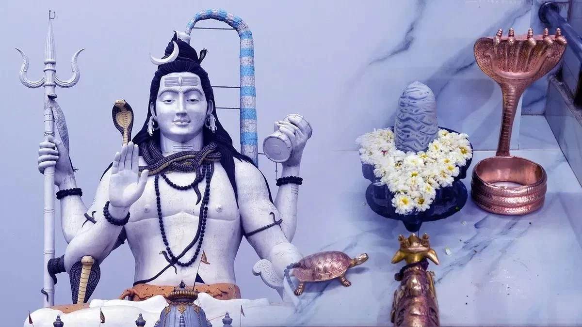 सावन का चौथा सोमवार : मंदिरों में भक्तों की भीड़ ने किया भगवान शिव का जलाभिषेक…