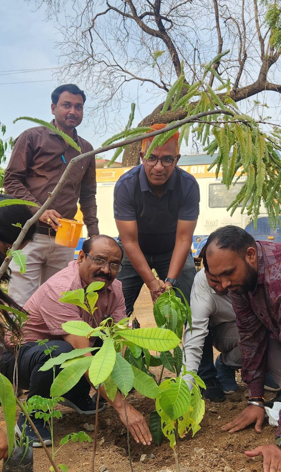 स्वास्थ्य केंद्रों पर रोपे गए पौधे,देखभाल का लिया संकल्प