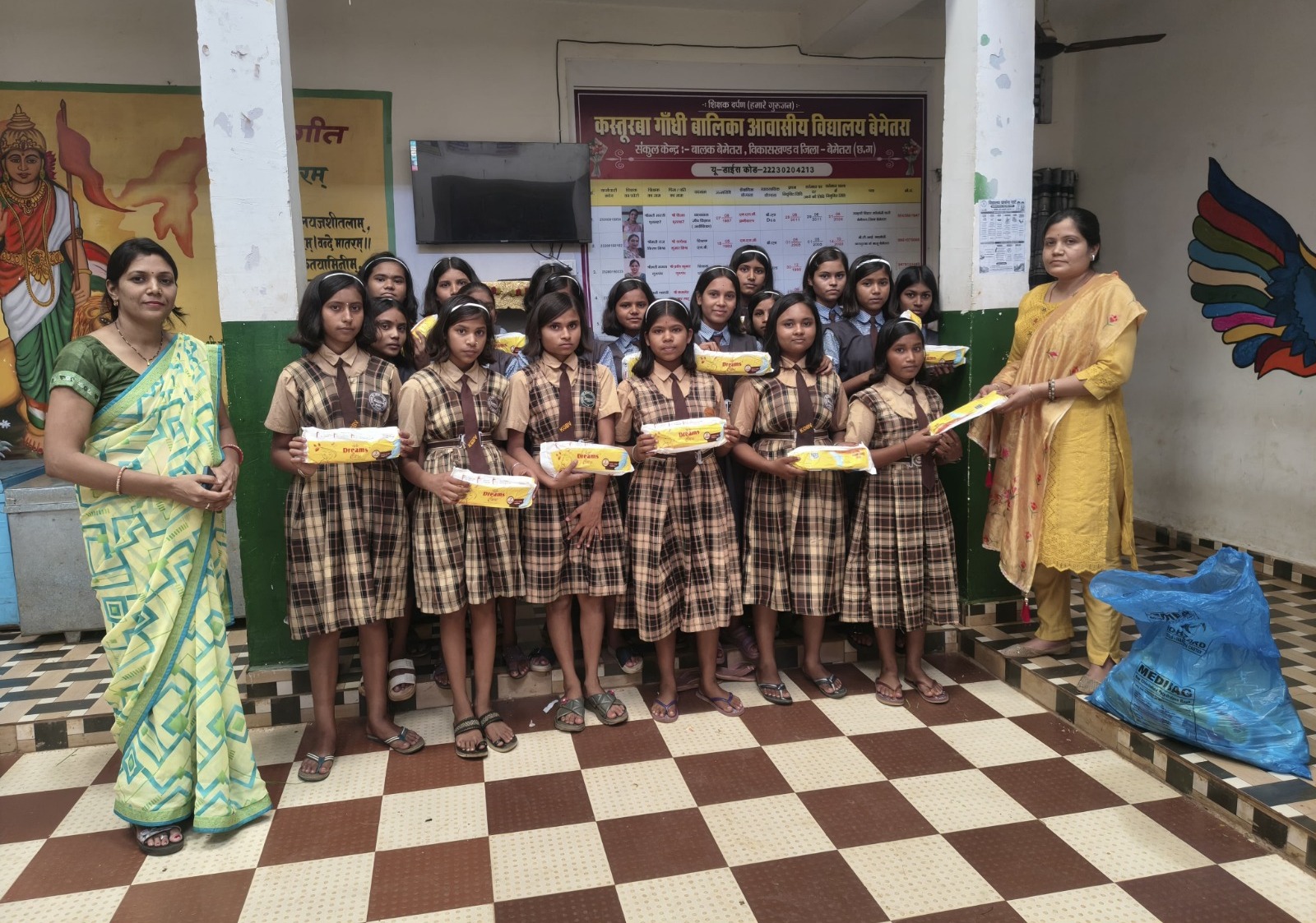 कस्तूरबा गांधी बालिका आवासीय विद्यालय में चिरायु टीम ने किया स्वास्थ्य परीक्षण