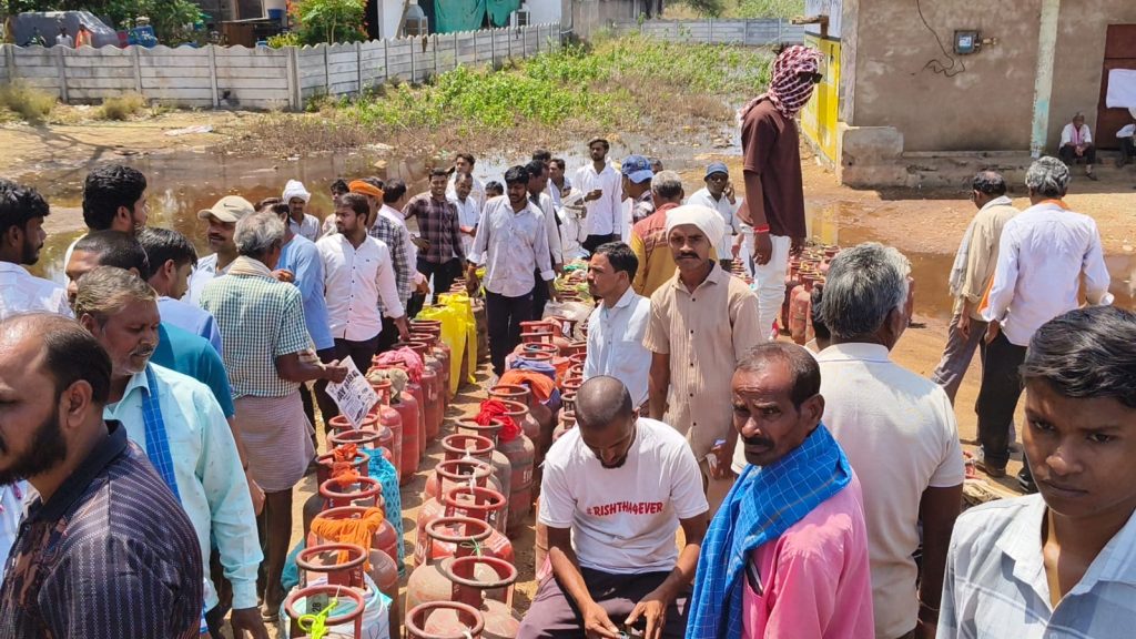 25 दिन से गैस नहीं: आरंग में फूटा गुस्सा, सड़क पर उतरे ग्रामीण, चक्का जाम