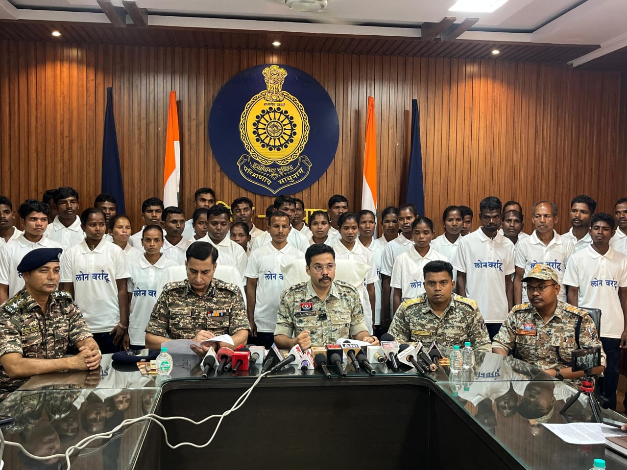 दंतेवाड़ा जिले में पूना मारगेम पहल से प्रभावित होकर 37 माओवादियों ने सामाजिक मुख्यधारा में लौटने का निर्णय लिया 