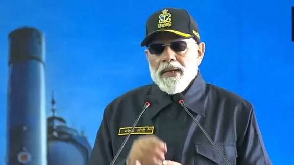 पीएम मोदी ने नौसेना के साथ मनाई दिवाली, बोले -सौभाग्य है कि मैं ...