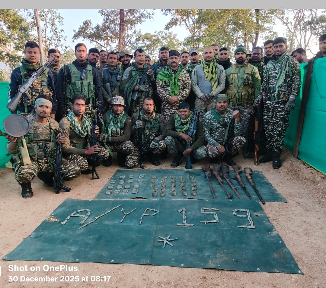 जिले के कैम्प उरसांगल क्षेत्रान्तर्गत भारी मात्रा में नक्सलियों द्वारा डंप आर्म्स एम्युनेशन को सुरक्षा बलों ने किया बरामद