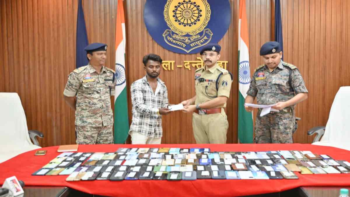 दंतेवाड़ा पुलिस ने CEIR पोर्टल से 141 गुम मोबाइल ढूंढे, 31 लाख की संपत्ति लौटाई