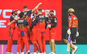 IPL 2026 में RCB की बढ़ सकती है मुश्किलें, इस धाकड़ तेज गेंदबाज के खेलने पर सस्पेंस