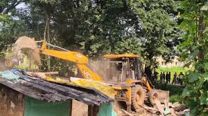 रेलवे विभाग की टीम ने की संयुक्त कार्रवाई,32 अवैध मकानों पर चला बुलडोजर
