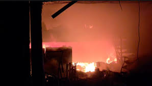 बॉम्बे मार्केट के व्यापारियों की खुशियां अचानक मातम में बदली,8 दुकानों में लगी भीषण आग, सामान हुआ खाक 