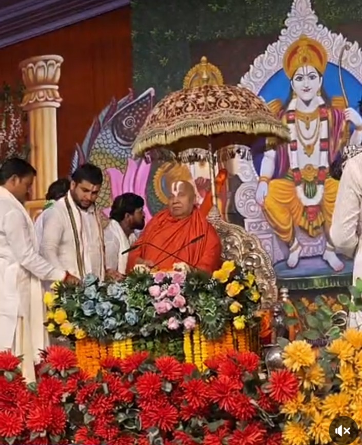 नेता प्रतिपक्ष महंत के बयान पर जगद्गुरु रामभद्राचार्य का बड़ा पलटवार, बोले- मेरे जगद्गुरु होने का परीक्षण कर लें, हर कसौटी पर खरा हूं