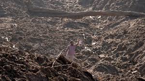 श्रीलंका में कीचड़ के नीचे अपनों को तलाश रहे लोग,भारत की एनडीआरएफ टीम बचाव कार्य में जुटी