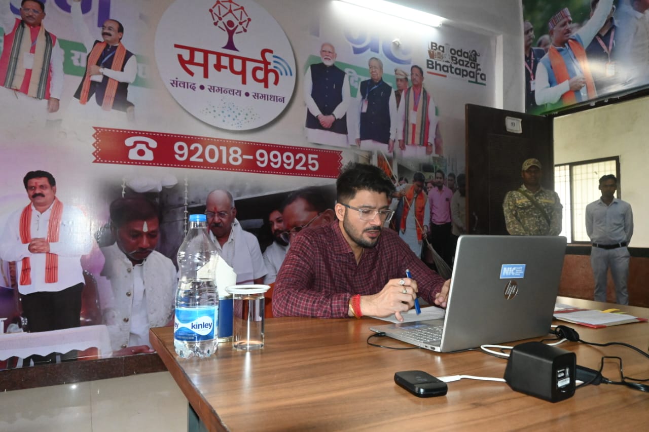 कलेक्टर दीपक सोनी ने संपर्क केंद्र से वीडियो कॉन्फ्रेंसिंग के जरिए 11 गावों के जनप्रतिनिधियों सहित आमजनों से किया सीधा संवाद