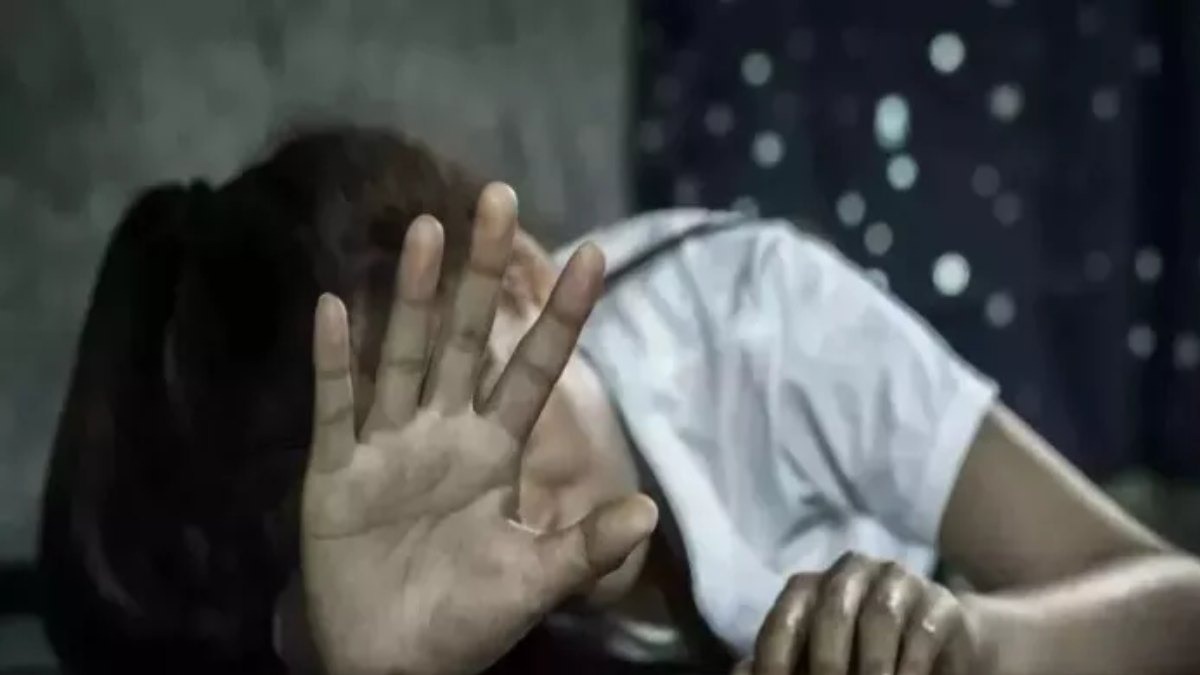 स्कूल से घर लौट रही छात्रा से दुष्कर्म, आरोपी फरार