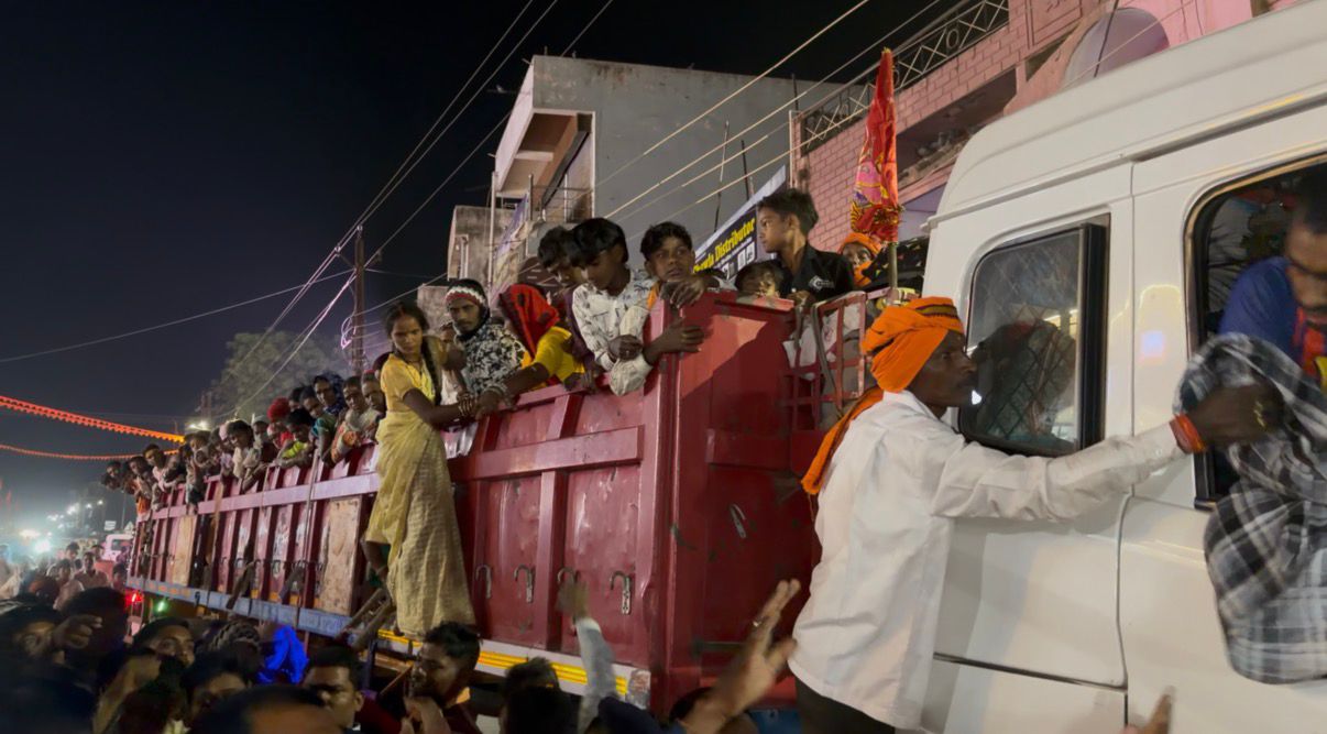 मालवाहक वाहन में सवारी बैठाना पड़ा महंगा, चालक गिरफ्तार