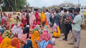 शराब दुकानों को बंद करने की मांग : बेमेतरा में महिलाओं ने गांवों में शराब की बिक्री से परेशान होकर किया विरोध प्रदर्शन