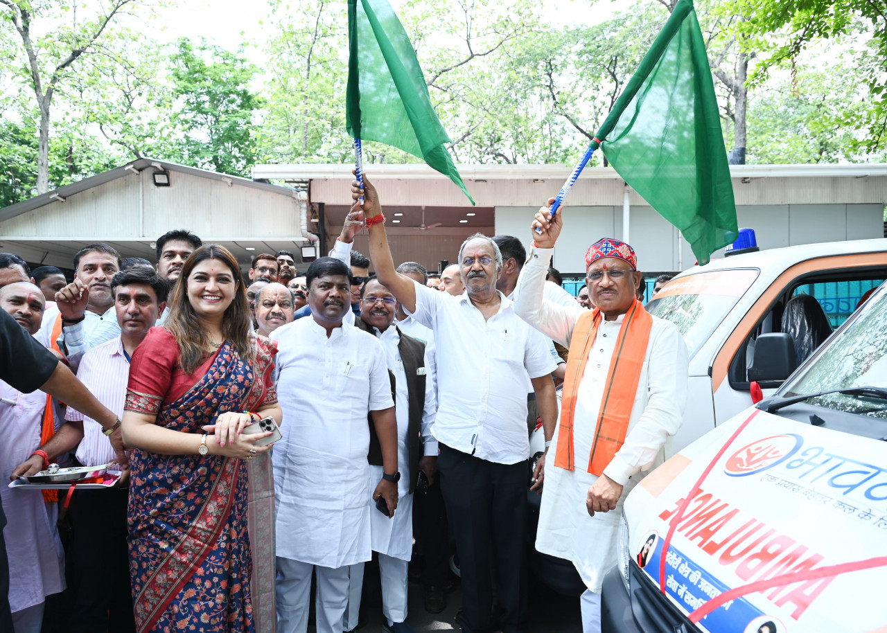 मुख्यमंत्री विष्णु देव साय ने पंडरिया विधानसभा क्षेत्र वासियों के लिए 5 निःशुल्क एम्बुलेंस को हरी झंडी दिखाकर किया रवाना