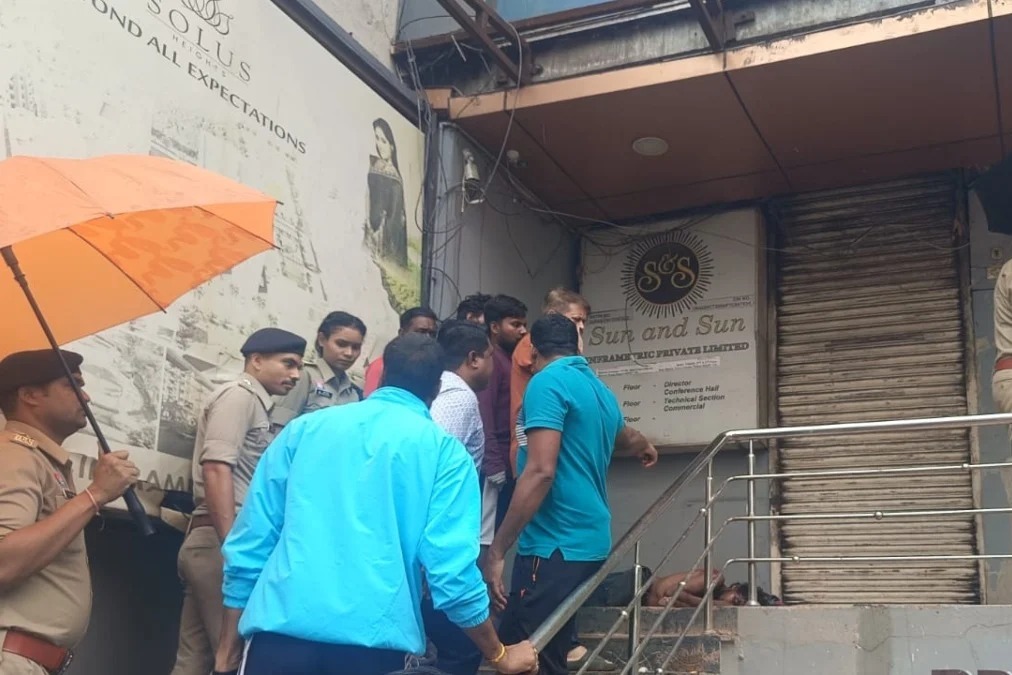 रायपुर में सुबह-सुबह सनसनी! महिला थाना के पास खून से लथपथ मिली युवक की लाश, सिर पर चोट के निशान से हत्या की आशंका