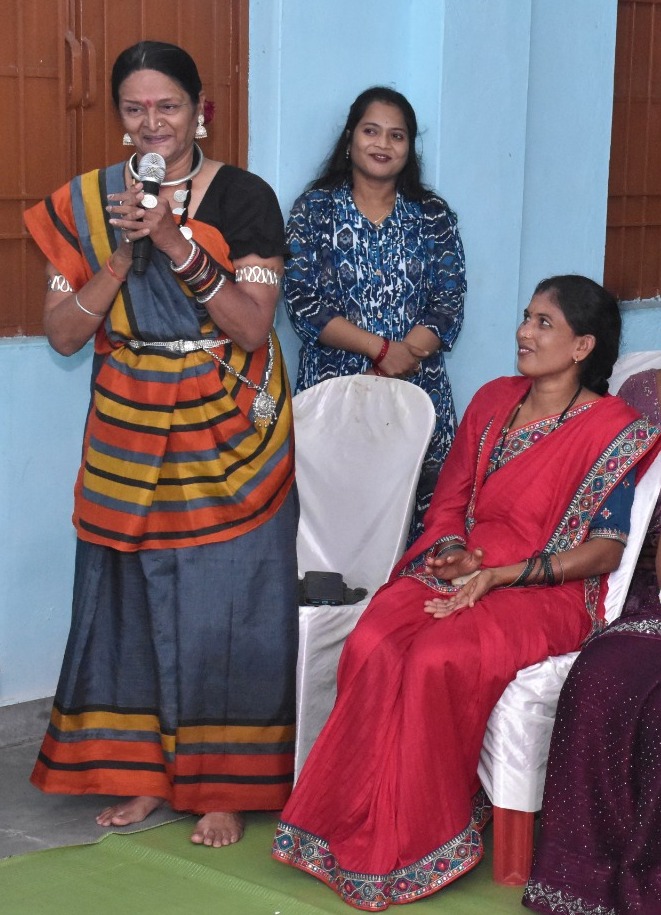 हाईवा जैसी भारी वाहनों को आसानी से ऑपरेट करती है जेसीबी दीदी