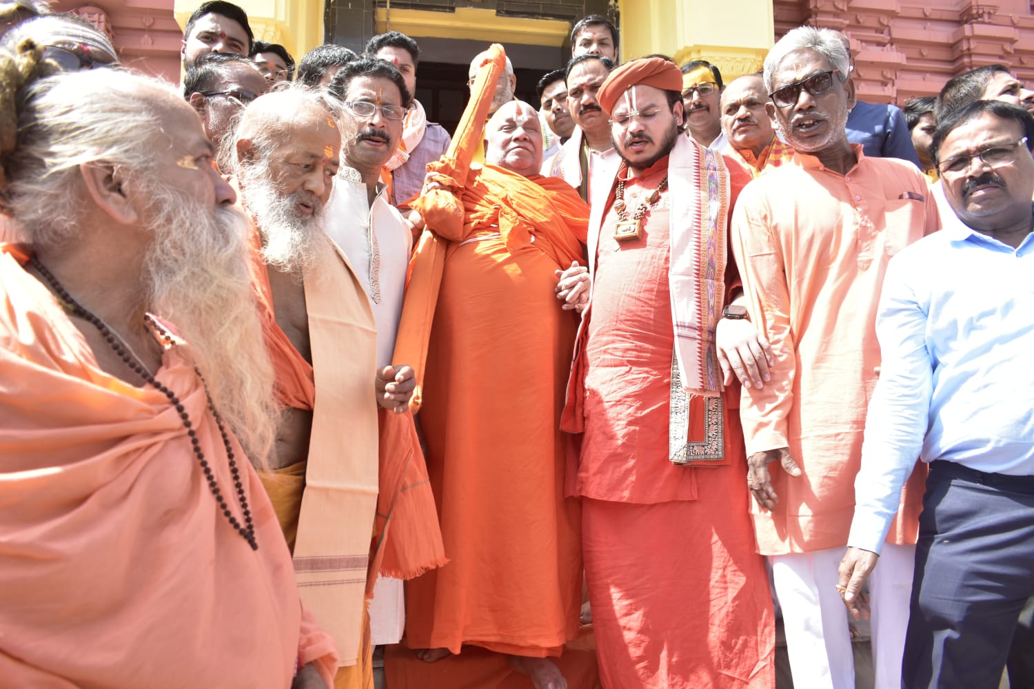 जगन्नाथ धाम में उमड़ा आस्था का सैलाब, जगद्गुरु रामभद्राचार्य के स्वागत में भक्तों की लगी कतारें