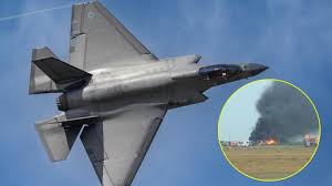 अमेरिका में विमान हादसा : नेवल एअर स्टेशन लेमूर में F-35 लड़ाकू विमान क्रैश