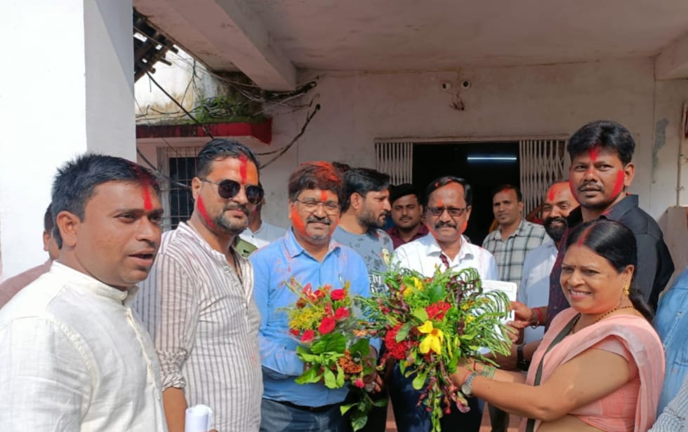 33 दिन बाद थमी एनएचएम कर्मियों की हड़ताल, गाजे-बाजे के साथ दफ्तर लौटे कर्मचारी
