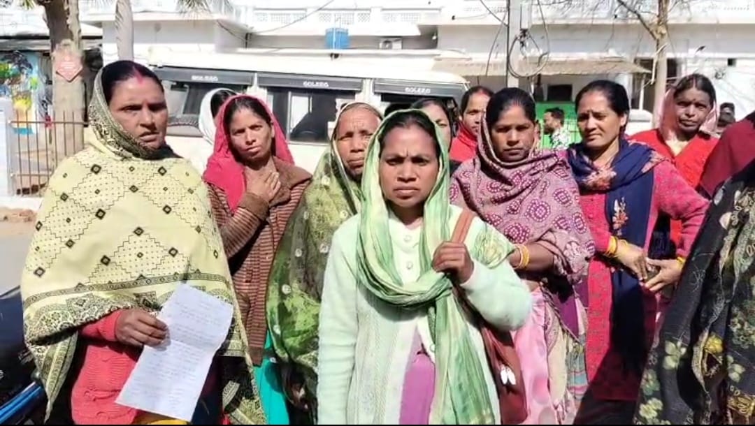 गोचर निस्तार भूमि पर एनजीओ द्वारा कराए जा रहे अस्पताल निर्माण को लेकर ग्रामीण खफा विरोध में कलेक्टर को सौपा ज्ञापन 