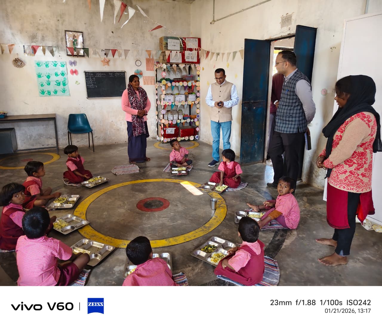 नौनिहालों के बीच पहुंचे सरगुजा कलेक्टर शासकीय योजनाओं का लिया जायजा